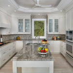 Une île avec un évier dans la cuisine en U