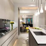 Mettre en place une cuisine étroite avec un îlot