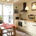 Cuisine avec porte vers un balcon dans une maison en panneaux