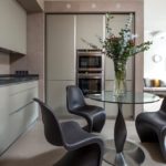 Chaises en plastique à la table en verre