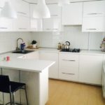 Ensemble de cuisine minimaliste avec des surfaces brillantes