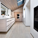 Décoration d'une cuisine étroite d'une maison de campagne