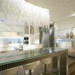 Verre et mosaïque dans la conception du plan de travail de la cuisine