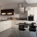 Cuisine d'angle avec table à manger