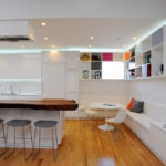 Armoires sans portes dans la cuisine-salle à manger