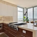 Retirer les appareils de cuisine de la péninsule dans la cuisine