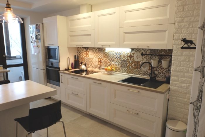 Gambar dapur linear dengan peralatan terbina dalam