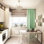 La combinaison de plusieurs types de rideaux sur la fenêtre de la cuisine