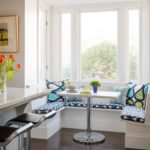 Un endroit confortable pour les dîners avec un canapé moelleux