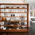 Un rack ouvert dans le rôle d'un zonage de cuisine