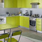 Tapis sur le sol de la cuisine verte