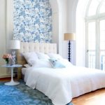 Faire une niche dans la chambre avec du papier peint avec des fleurs