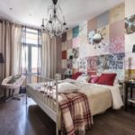 Chambre rustique avec papier peint patchwork.