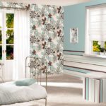 Papier peint à rayures au bas du mur de la chambre