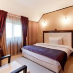 Chambre Art Nouveau avec papier peint à rayures