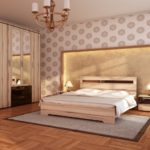 Belle décoration murale au-dessus du lit