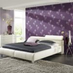 Couverture noire sur un lit blanc