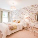 Miroir rond sur le mur avec papier peint