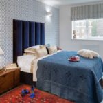 Table de chevet en bois devant le lit de la chambre