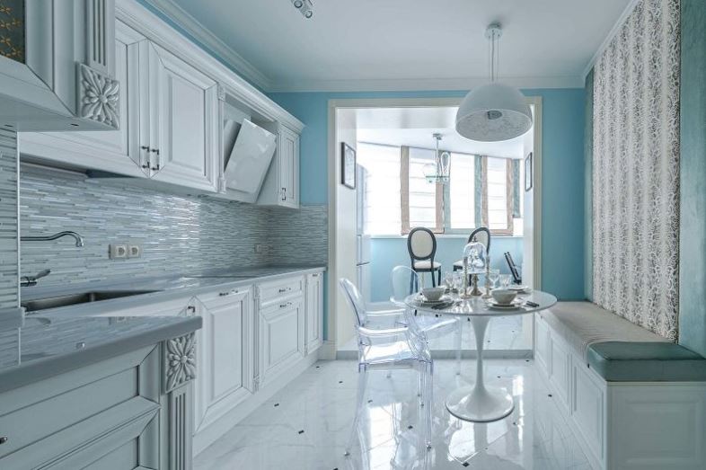 Banc rembourré avec tiroirs pour le rangement dans la salle à manger de la cuisine