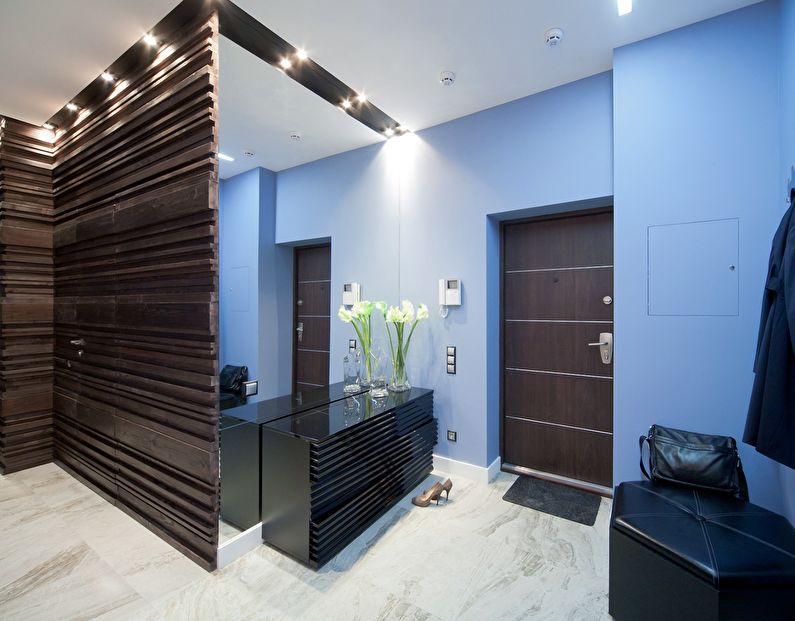 Miroir à paroi pleine à l'intérieur du couloir