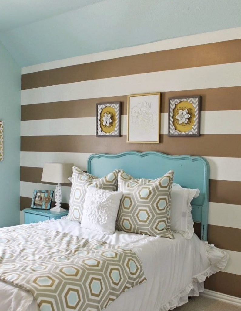 Papier peint horizontal dans la chambre d'une maison privée