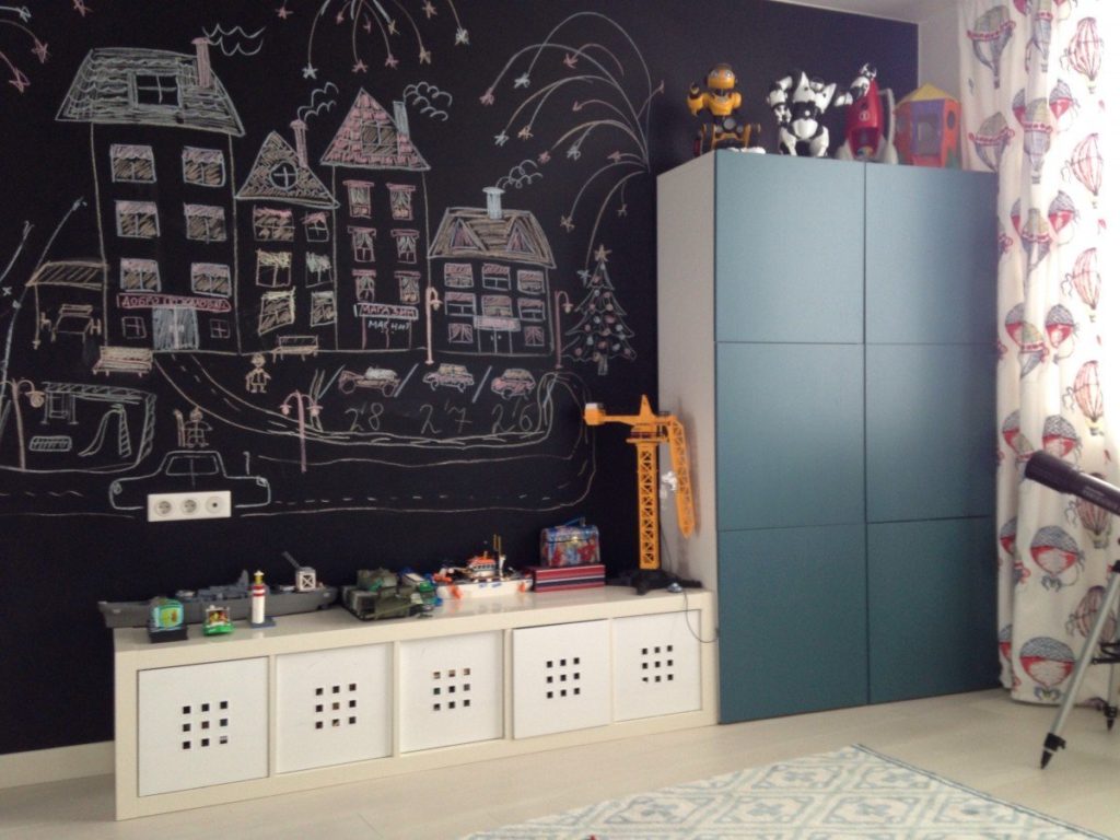 Intérieur d'une pépinière avec mur en ardoise