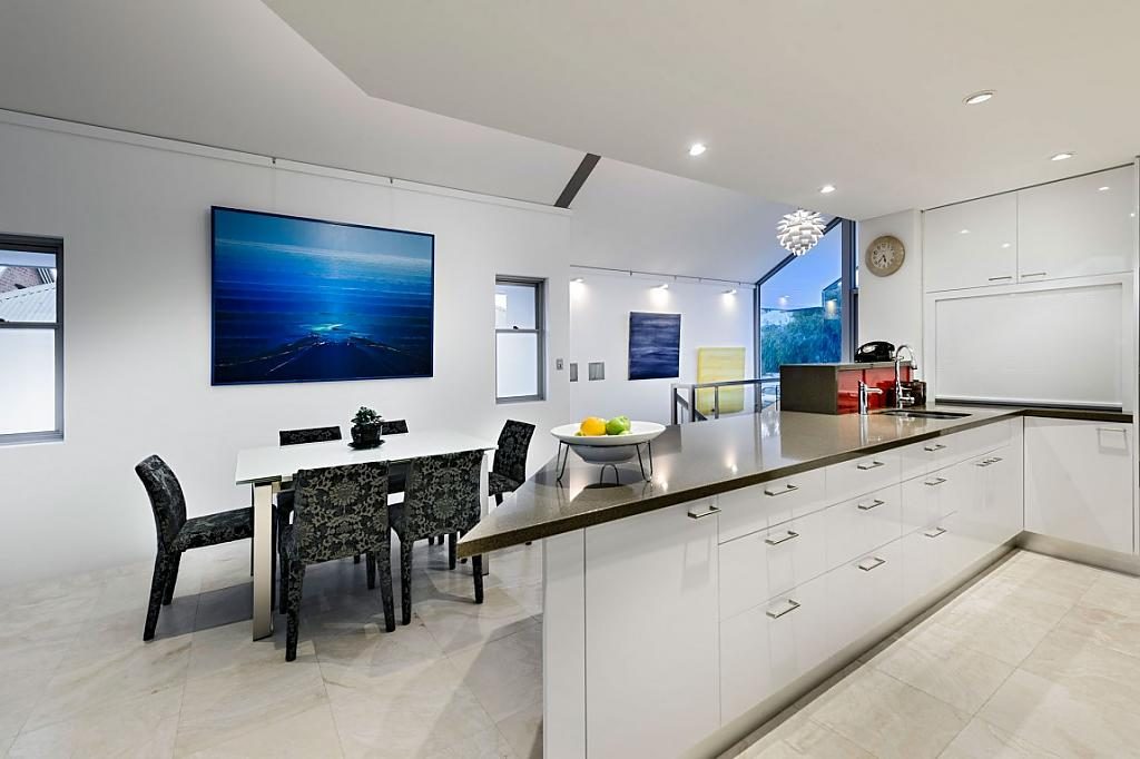 Faire un mur de cuisine blanc avec une peinture