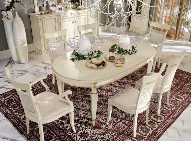 Τραπεζαρία με σγουρά πόδια στην κουζίνα ενός ιδιωτικού σπιτιού