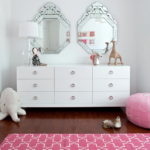 Deux miroirs dans la chambre des filles