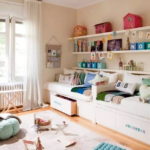 Maisons de jouets sur des étagères blanches