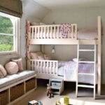 Coffre à jouets sous le canapé