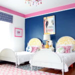 Lustre multicolore au plafond de la pépinière