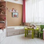 Une petite table dans la chambre des enfants