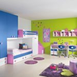 Armoire bleue pour vêtements enfants