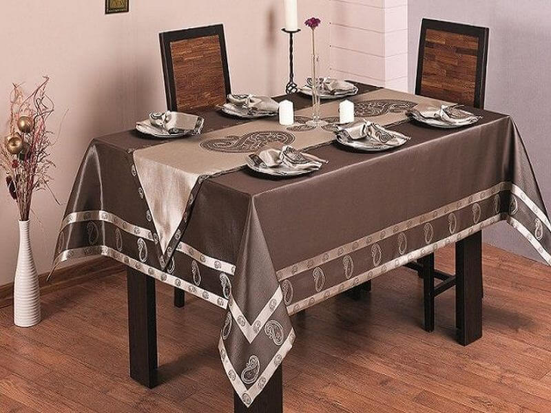 Nappe marron dans le coin repas