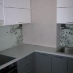 La boîte a une forme rectangulaire et est décorée dans une couleur neutre.