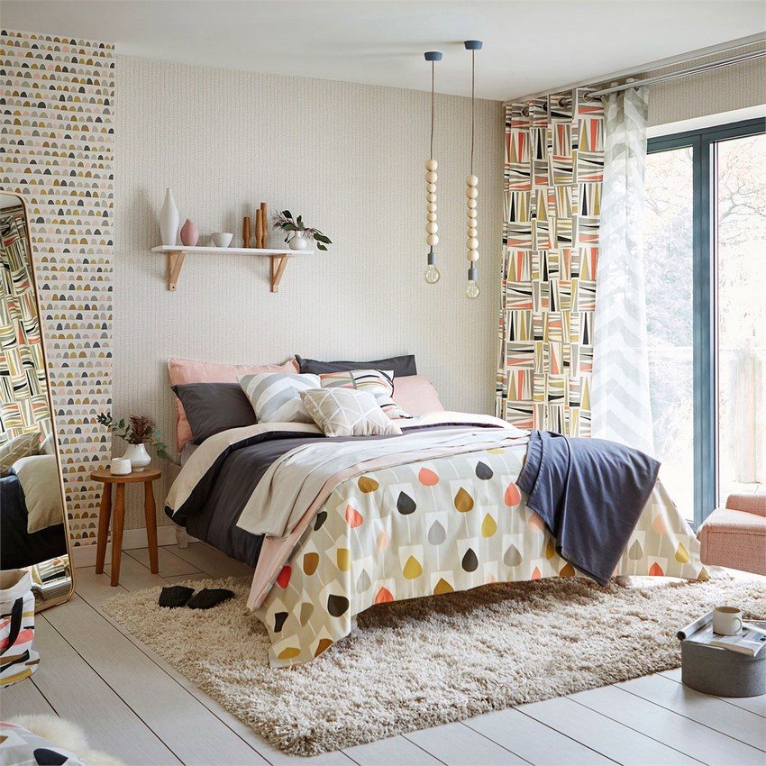 Étagère avec des décorations sur la tête du lit