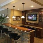 เคาน์เตอร์บาร์ที่สวยงามพร้อมโต๊ะไม้และฐานหิน