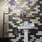 Belles tuiles multicolores pour la salle de bain dans des ornements inhabituels