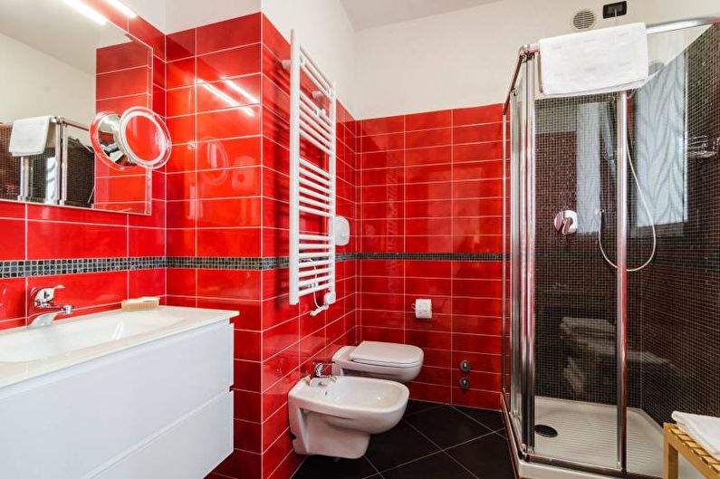 Carrelage rouge à l'intérieur du bain, à la mode en 2018