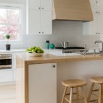 Meubles d'armoire aux façades blanches