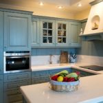 Corbeille de fruits sur une table de cuisine