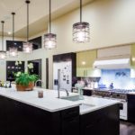 ห้องครัวพร้อมเกาะขนาดใหญ่รวมกันในสองระดับ