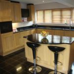 ห้องครัวพร้อมมุมครัวและบาร์เกาะ