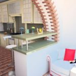 ห้องครัวรวมกับระเบียงพร้อมบาร์ใต้ซุ้มประตู