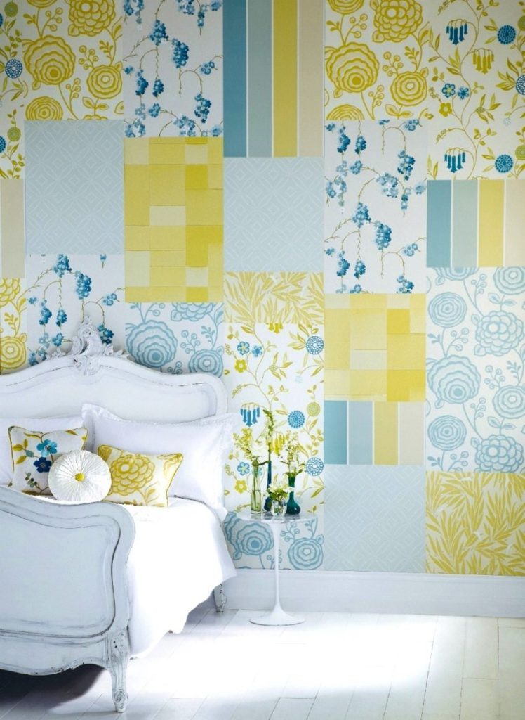 Mur au-dessus de la tête du lit avec des morceaux de papiers peints divers