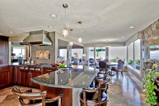 เคาน์เตอร์บาร์ขนาดใหญ่บนเกาะ