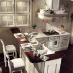 ห้องครัวขนาดเล็กพร้อมบาร์อาหารเช้าสองระดับ