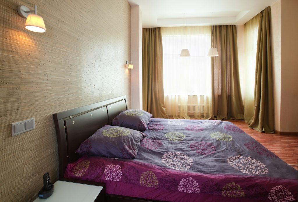 Intérieur de la chambre avec papier peint naturel